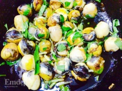 Tiếp tục cho rau răm cắt rối vào rồi tắt bếp. Đảo đều cho rau răm chín tái là được.