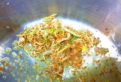 Đun nóng khoảng 2 muỗng canh dầu ăn, cho chỗ sả ướp, hành lá vào chiên cho thơm rồi vớt ra thấm bớt dầu.