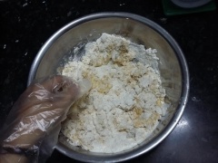 Men bánh mì và sữa tươi không đường cân chung, khuấy đều nhẹ tay. Cho tất cả nguyên liệu còn lại vào thau công với hỗn hợp men sữa trộn đều. Bơ lạt để nhiệt độ thường cho tan rồi mới cho vô bột, bột khô cho thêm sữa tươi, bột nhão cho thêm bột mì.