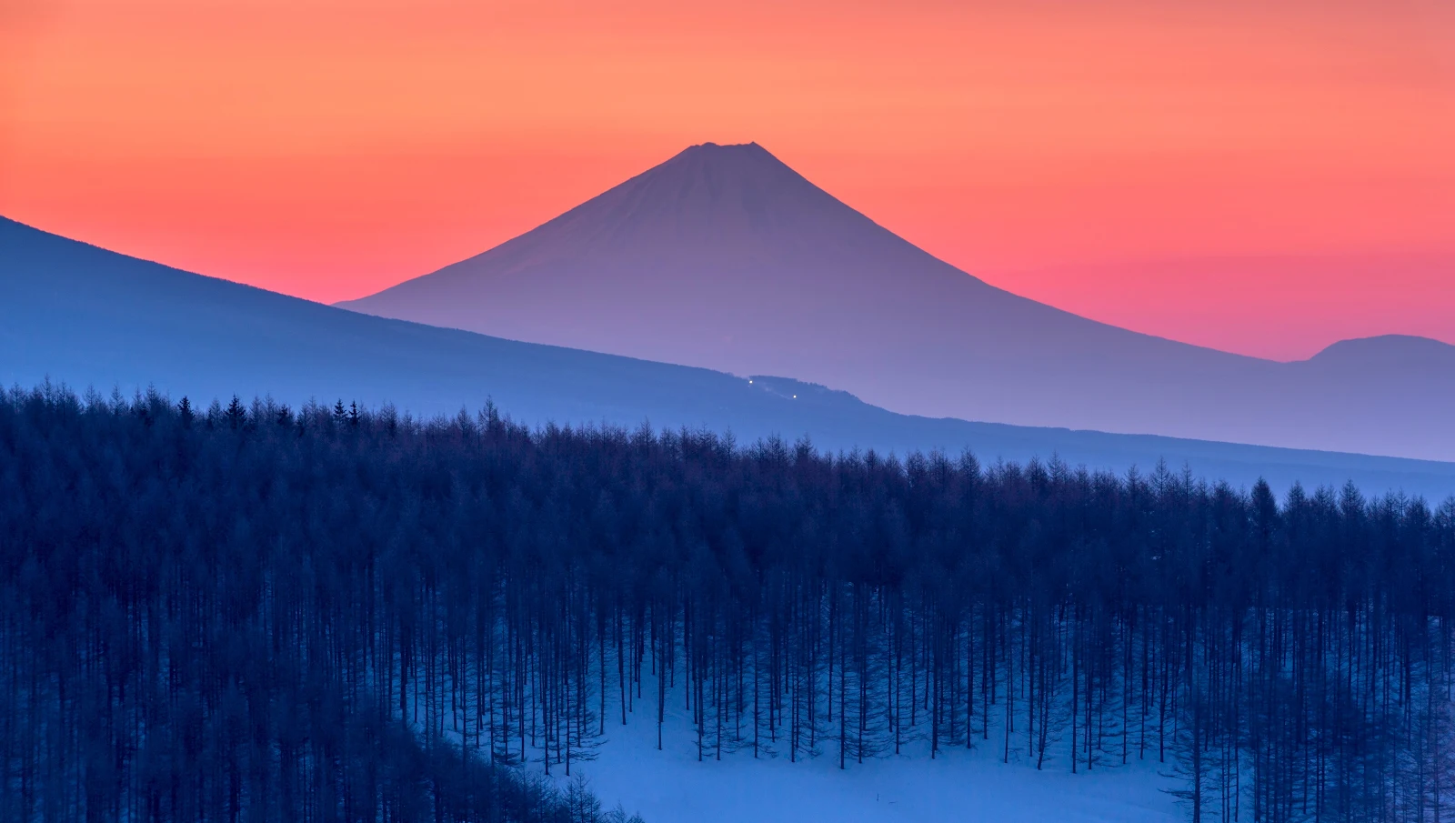 Mount Fuji Under Vivid Sunset - Vivid Nature Photography 4K Wallpaper (4928x2786)