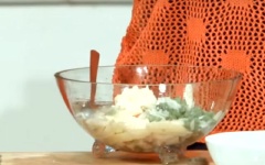 Cho thịt ba chỉ, khoai tây, đậu que, hành tây, ớt cắt nhỏ, 1 muỗng canh nước cốt chanh, 2 muỗng canh sốt mayonnaise, 1/2 muỗng cà phê hạt nêm, 1/2 muỗng cà phê đường trắng, ngò rí rửa sạch vào tô lớn. Đeo bao tay nilon, trộn đều cho ngấm gia vị.