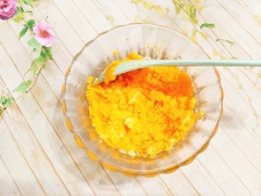 Đậu hũ non mua về rửa sơ qua cho sạch sẽ, sau đó dùng giấy ăn thấm cho khô nước. Tiếp theo, cắt miếng đậu hũ non thành những miếng vuông nhỏ vừa ăn. Hành tím rửa sạch đập dập và băm nhỏ. Hành lá thái nhỏ. Hấp chín lòng đỏ trứng muối rồi nghiền nhuyễn.
