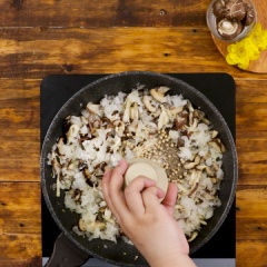 Cho 2 muỗng canh dầu ăn, 1 muỗng canh hành boa rô phi thơm, cho nấm đông cô vào chảo xào 30 giây, cho tiếp nấm bào ngư, nấm mèo, nấm tuyết vào xào 1 phút, nêm 1 muỗng canh muối, 1 muỗng canh hạt nêm, 1 muỗng canh đường, 1 muỗng canh tiêu xay, 10 gram tiêu sọ vào chảo, xào thêm 2 phút, cho hỗn hợp rau cau vào, đảo đều 2 - 3 phút, tắt bếp.