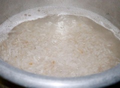 Cho khoảng 1 lít nước vào nấu lên, để lửa nhỏ. Nấu trên bếp khoảng 30 phút, ăn thử nếu thấy chín là được.