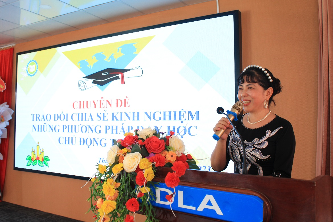 TS. Nguyễn Phúc Diên Ngọc – Trưởng khoa Khoa Khoa học xã hội và Ngôn ngữ quốc tế báo cáo viên chuyên đề