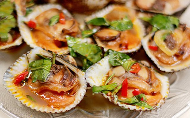 Sò Huyết Giòn Ngọt Xào Rau Răm