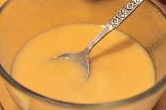 Hòa tan bột miso đậu tương với một ít nước lạnh.