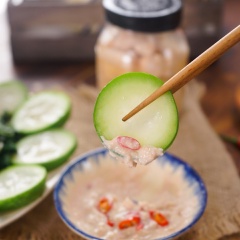 Chao sau khi ngâm được 12 - 14 ngày sẽ ngấm nước vừa ăn, cay nhẹ, beo béo rất thơm. Chao đậu hũ có thể được dùng làm nước chấm rau luộc, ăn chay hay làm các món ngon như vịt nấu chao, thịt heo nướng chao đều rất ngon. Để có được một hũ chao ngon lành, thơm lừng cũng không quá khó, bạn chỉ cần tỉ mỉ, cẩn trọng trong cách làm chao là được nha. Vậy chúng ta cùng vào bếp và thử ngay cách làm chao ngon Cooky hướng dẫn dưới đây nhé.
