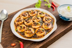 Trình bày đậu hũ non sốt nấm ra dĩa và sẽ thêm ngon nếu như được thưởng thức khi còn nóng, có thể dùng kèm với cơm trắng cho bữa ăn gia đình thêm vị mới.