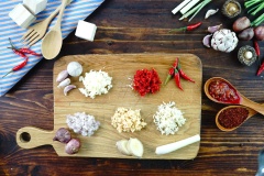 Băm nhuyễn tỏi, hành tím, gừng, sả, ớt. Đậu hũ non cắt miếng vuông 2cm. Nấm đông cô ngâm nở mềm, thái nhuyễn.