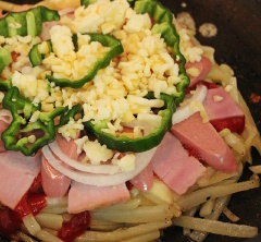 Xếp hành tây và ớt chuông, sau đó cho 1/2 phô mai Mozzarella còn lại vào. Đậy nắp lại khoảng 5 phút cho đến khi phomai chảy đều lên bánh thì tắt bếp.