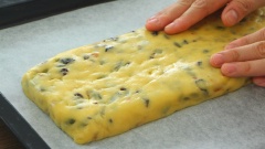 Cho quả và hạt khô vào phần bột đã rồi dùng cây vét bột (spatula) trộn đều. Tạo hình bột thành dạng thỏi dài hình chữ nhật, dài khoảng 30cm, rộng 9 – 10 cm và hơi dẹt.