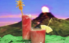 Giờ chỉ cần đổ hai phần cốt cocktail dâu tây vào với nhau là đã có ngay một ly cocktail chuối dâu tây siêu ngon rồi.