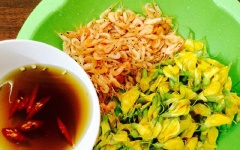 Chan đều hỗn hợp nước mắm đã pha vào, trộn đều cho tất cả nguyên liệu ngấm vào nhau.