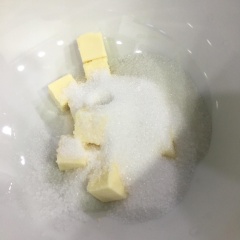 Đầu tiên bạn lột phô mai ra cho vào tô lớn, phô mai để nhiệt độ ngăn mát vừa phải là được. Sau đó cho tiếp muối và đường cát trắng vào. Ở bước này bạn nên dùng muỗng tán nhuyễn đều hỗn hợp phô mai nhé!