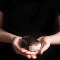 Thưởng thức ngay thôi nào. Lâu lâu đổi vị cho bữa cơm văn phòng bằng món sushi thịt nguội này đi nào, ngoài ra, khi cần chuẩn bị món ăn cho những chuyến đi chơi xa, thực hiện món này cũng là gợi ý không tệ đâu.