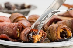 Món thịt xông khói cuộn chà là nướng sốt Balsamic ngon lành, hấp dẫn đến khó cưỡng lại khi có sự kết hợp giữa vị mặn, ngọt, chua và béo xen lẫn vào nhau không hề gây ngán một chút nào đâu nhé. Nhanh tay lưu ngay công thức lại nào.