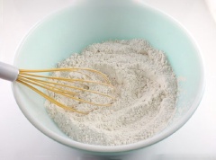 Mở sẵn lò nướng ở 180 độ C. Trong âu lớn, trộn đều 250g bột mì, 1/2 muỗng bột nở, 1/4 muỗng muối. Trong âu nhỏ, cho 3 muỗng hạt nước, 1 muỗng hạt chia vào ngâm. Trong âu khác, cho 170g bơ lạt, 150g đường, 2 muỗng ting chất vani, 1/2 muỗng tinh chất hạnh nhân vào trộn đều lên, sau đó cho hạt chia vào trộn lần nữa. Cho hỗn hợp ướt vào hỗn hợp bột khô và trộn, nhào thật kĩ thành khối bột dẻo mịn. Cho bột ra mặt phẳng, đậy lên miếng giấy nến và cán mỏng.