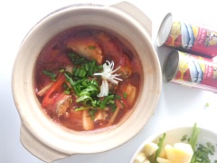 Rãi đều phần đầu hành trắng vào tô cá hộp kho thơm, xếp các lát ớt sừng vào. Nếu thích món ăn cay thì bạn có thể rắc thêm ít tiêu xay vào nữa nhé. Đặt nồi cá hộp kho thơm lên bếp, đun lửa nhỏ. Khi nồi cá hộp kho thơm sôi lên thì đun liu riu cho đến khi nước cạn sệt là được.