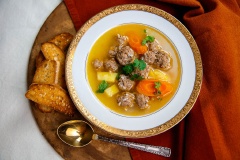 Múc canh ra tô và thưởng thức nhé. Thịt bò viên mềm mềm, beo béo kết hợp với rau củ thanh mát mang đến cho cả nhà bạn món canh bổ dưỡng. Chỉ với 30 phút thực hiện món canh, chắc chắn cả nhà sẽ thích mê.