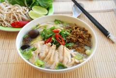 Chuẩn bị rau, giá, bún, nước mắm gừng ăn kèm. Cho giá vào tô, bún lên trên tiếp theo thịt, măng và ngò, hành. Chan thêm nước dùng sôi thật sôi vào, thêm tiêu. Dùng nóng với ra giá chấm kèm nước mắm gừng, thêm chanh ớt tùy thích.