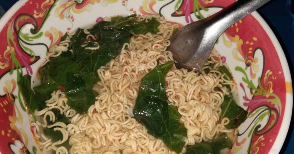 Mì gói nấu canh lá cách