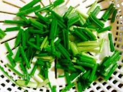 Thịt bò rửa sạch, cắt miếng mỏng, ướp với 1 muỗng canh dầu ăn, 1 muỗng cà phê hạt nêm trong chén khoảng 5 phút. Khi xào thịt bò sẽ mau mềm hơn. Hành lá rửa sạch, cắt khúc.
