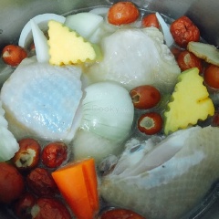 Cho 2 chén nước lọc vào nồi, bạn có thể thay nước lọc bằng nước dừa. Vặn lửa vừa phải, hầm trong vòng 20-25 phút. Khi các nguyên liệu đã chín mềm, cho 1/3 thìa cafe muối và 1 thìa cafe đường phèn hạt vào nêm nếm lại theo khẩu vị.