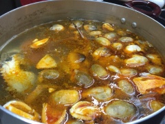 Cho nấm rơm xào vào cùng nồi nước bánh canh cua, nấu sối lại thì cho bánh canh vào, khuấy đều. Chờ nồi bánh canh cua sôi lại thì tắt bếp.