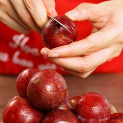 Dùng dao khứa dọc xung quanh thân 1kg mận Hà NộiMận rửa sạch rồi ngâm với nước muối trong khoảng 30 phút.