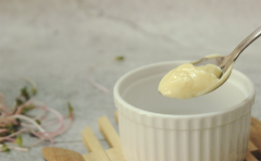 Pha sốt salad với 1 muỗng cà phê sốt mayonnaise, 1/2 muỗng cà phê mù tạt vàng, 1 muỗng cà phê trứng cá chuồn và 30 ml nước ép cam, đánh lên cho hòa quyện đều thành sốt.