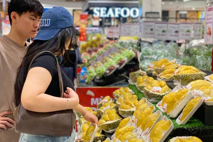 Sự thật đằng sau tấm biển sầu riêng 45.000 đồng xuất hiện ở lòng đường nhiều người dừng lại mấy người mua - Chuyên trang Gia Đình &amp; Xã Hội - Báo Sức khỏe &amp; Đời sống
