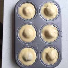 Cho hỗn hợp làm bánh con sò Madeleine vào túi bóp kem, cắt chóp, bóp hỗn hợp bột vào 1/2 khay cupcake, đật viên nhân vào, Tiếp tục đổ bột bánh sò lên trên cho đến khi đầy khuôn. Cho vào lò nướng. Làm bánh con sò Madeleine nướng ở nhiệt độ 180 độ C trong vòng 25 phút.