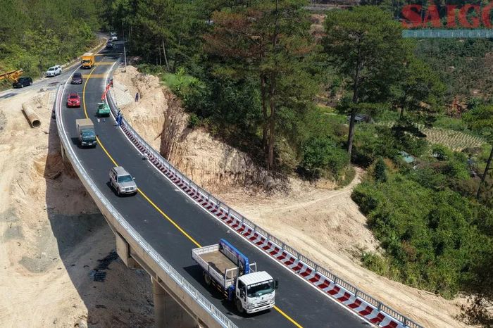 Các phương tiện lưu thông bình thường qua cầu Xuân Hương trên đèo Mimosa - Báo Sài Gòn Giải Phóng