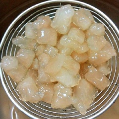 Hòa tan 400ml nước với 60g đường, 70g bột năng rồi thả cùi bưởi vào ngâm đến khi cùi bưởi ngậm nước căng mọng lên là được. Vớt nhẹ nhàng để ráo nước. Đun sôi sẵn 600ml nước, cho 300g đường hòa tan để luộc cùi. Nước sôi thả cùi bưởi vào luộc đến khi bột trong là chín. Làm sẵn 1 âu nước đá thật lạnh để vớt cùi ra (đây là khâu quan trọng để cùi giòn) ngâm đá 5 phút rồi vớt cùi ra để ráo.