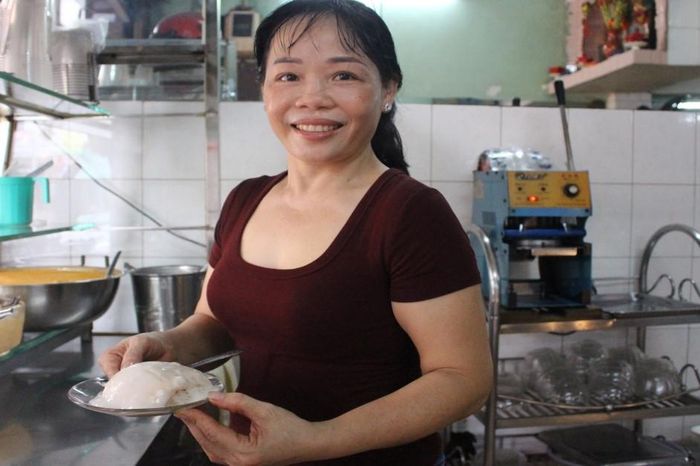 Quán xôi gần 50 năm ở TPHCM chỉ bán 2 món, chưa mở cửa đã có khách chờ - Báo VietnamNet