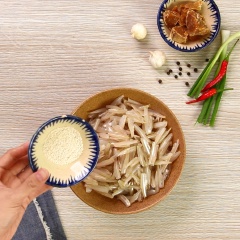 Cá cơm sau khi mua về sơ chế thật sạch, để cho ráo nước. Sau đó ướp với 1/2 muỗng cà phê muối, 1/2 muỗng canh hạt nêm,1/2 muỗng cà phê bột ngọt, 1/2 muỗng canh tỏi băm, 1 muỗng canh dầu ăn. Trộn đều ướp 15p cho thấm.