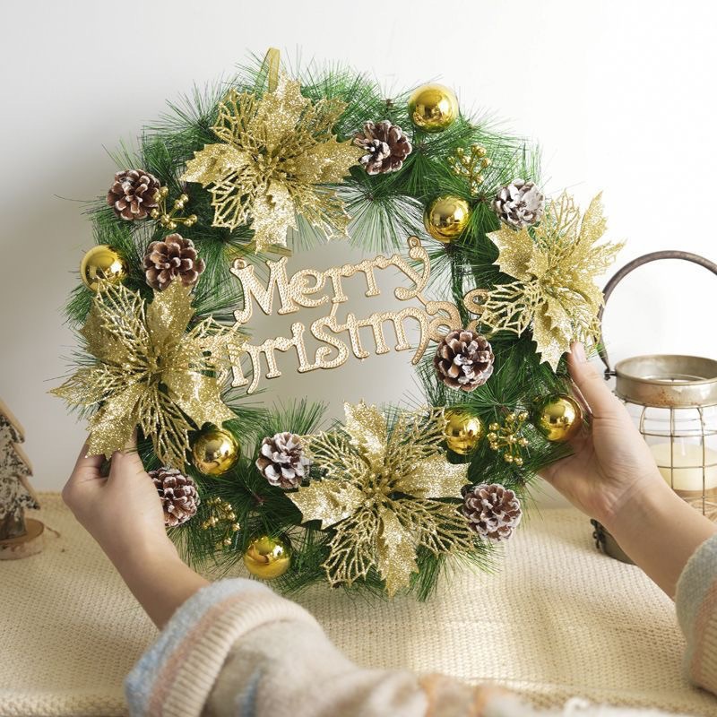 Klassischer Weihnachtskranz aus Kiefernzweigen