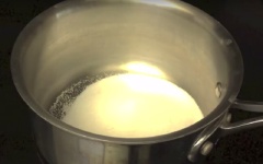 Cho 100g đường vào nồi, thêm 200ml nước lạnh. Khuấy tan đường.