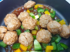 Cho xốt vào chảo, nấu sôi rồi cho lần lượt cá viên, ớt chuông vào đảo đều đến khi xốt thấm thì tắt bếp.