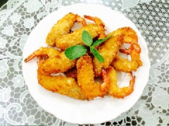 Vớt tôm chiên xù ra đĩa cho ráo bớt dầu và thưởng thức nóng sẽ rất ngon miệng. Tôm chiên xù giòn tan mà đậm đà, tùy sở thích các bạn có thể chấm với tương ớt, tương cà, sốt chua ngọt hoặc với các bé thích tăng độ béo có thể chấm với sốt mayonnaise đều rất ngon.