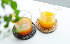 Cho 100ml nước sôi vào ngâm trà túi lọc. Chanh dây có thể dùng nguyên chất hoặc dùng chung với trà đều ngon.