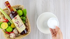 Cho vào tô 100ml nước ấm và 100gr đường rồi khuấy đều cho đường tan.