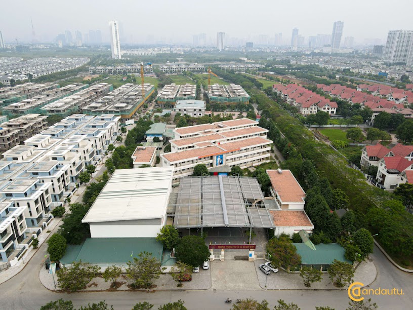 <p>Khu đô thị Dương Nội Nam Cường là khu đô thị hoàn chỉnh, hiện đại bậc nhất, được thiết kế tinh tế, gia chủ vừa có không gian rộng rãi để tận hưởng cuộc sống xanh, gần gũi với thiên nhiên, vừa đảm bảo mỗi thành viên trong gia đình đều có đủ không gian riêng cho mọi sinh hoạt khác.</p>
<p>Dự án khu đô thị Dương Nội được chia làm 3 phân khu chính gồm: Khu đô thị Dương Nội 1 (Phân Khu A), Khu đô thị Dương Nội 2 (Phân Khu B), Khu đô thị Dương Nội 3 (Phân Khu D) nằm rải trên mặt đường Tố Hữu và được chia ra làm nhiều các tiểu khu nhỏ.</p>
<p>Khu đô thị Dương Nội 1 (Phân Khu A):</p>
<ul>
<li>Tiểu Khu An Khang Villa</li>
<li>Tiểu Khu An Phú Shop – Villa</li>
<li>Tiểu Khu An Vượng Villa</li>
<li>Chung Cư Cao Cấp Anland Premium</li>
<li>Chung Cư Cao Cấp Anland Complex</li>
<li>Chung Cư Cao Cấp Anland Lakeview</li>
</ul>
<p>Khu đô thị Dương Nội 2 (Phân Khu B):</p>
<ul>
<li>Khu Chung Cư The Spark</li>
<li>Khu Biệt Thự Will State</li>
</ul>
<p>Khu đô thị Dương Nội 3 (Phân Khu D):</p>
<ul>
<li>Khu Liền Kề Đô Nghĩa</li>
<li>Khu Biệt Thự Sol Lake Villa</li>
</ul>
<p>Khu chung cư cao cấp bao gồm nhiều cao ốc được thiết kế theo tiêu chuẩn quốc tế với chiều cao từ 25 – 51 tầng. Các tầng dưới phục vụ cho các hoạt động công cộng, dịch vụ và thương mại, các tầng trên dành cho văn phòng và nhà ở cao cấp.</p>
<p>Khu biệt thự cao cấp quy hoạch trên diện tích 35 ha. Quần thể biệt thự với diện tích các biệt thự từ 200m2 –1000m2, được thiết kế hiện đại theo phong cách châu âu với tuyến phố đi bộ và tối đa hóa bề mặt tiếp xúc với ánh sáng và cảnh quan thiên nhiên, tỷ lệ xây dựng 60%.</p>
<p>Khu biệt thự song lập được quy hoạch trên diện tích 32 ha với diện tích các biệt thự từ 150 – 250 m2, tỷ lệ xây dựng 70%. Thiết kế và xây dựng đồng bộ, ưu tiên tối đa đến cảnh quan và môi trường sống, cùng với sự đồng bộ của các công trình tiện ích trong khu vực sẽ mang đến khu đô thị nói riêng và TP Hà đông nói chung một phong cách sống mới.</p>