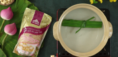 150gr hạt sen tươi mua về rửa sạch, trước khi nấu nhớ tách tim sen để khi ăn không bị đắng. Cho vào nồi 1 lít nước, nấu sôi 15 phút cùng 1 nhánh lá dứa để nước chè được thơm. Sau đó vớt lá dứa ra và cho hạt sen vào ninh mềm khoảng 30 phút. Trong quá trình ninh nhớ vớt bọt để nước chè được trong.