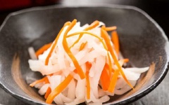 Cho món ăn ra đĩa và dùng ngay với cơm thôi nào. Rất đơn giản, nhanh gọn mà không kém phần hấp dẫn!
