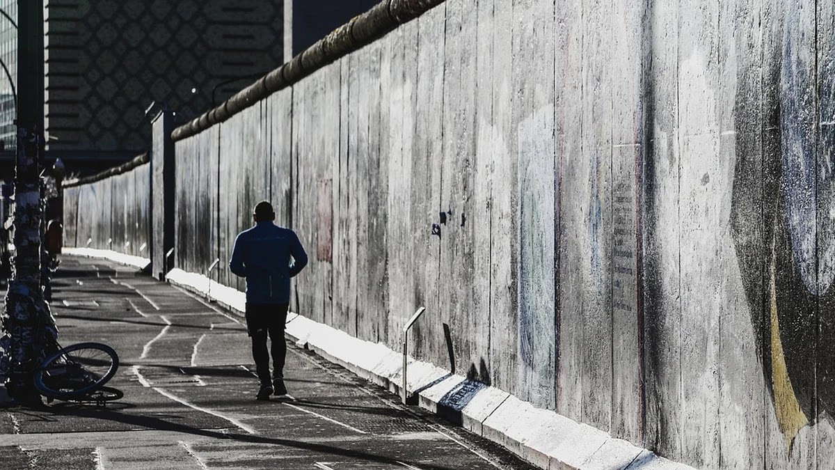 냉전시대 결정적 사건이 동서 관계에 미친 영향 비교