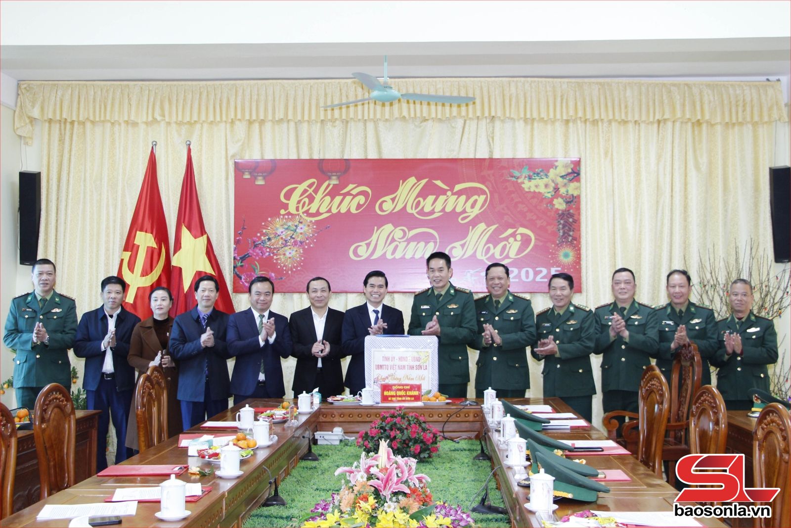 Đồng chí Bí thư Tỉnh ủy chúc Tết Bộ Chỉ huy Bộ đội Biên phòng tỉnh, gia đình các đồng chí nguyên lãnh đạo tỉnh và nhân dân tái định cư