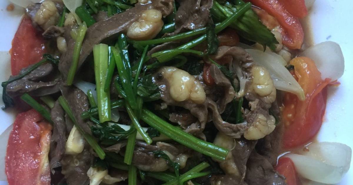 Tim bò xào cần, hành tây với cà chua