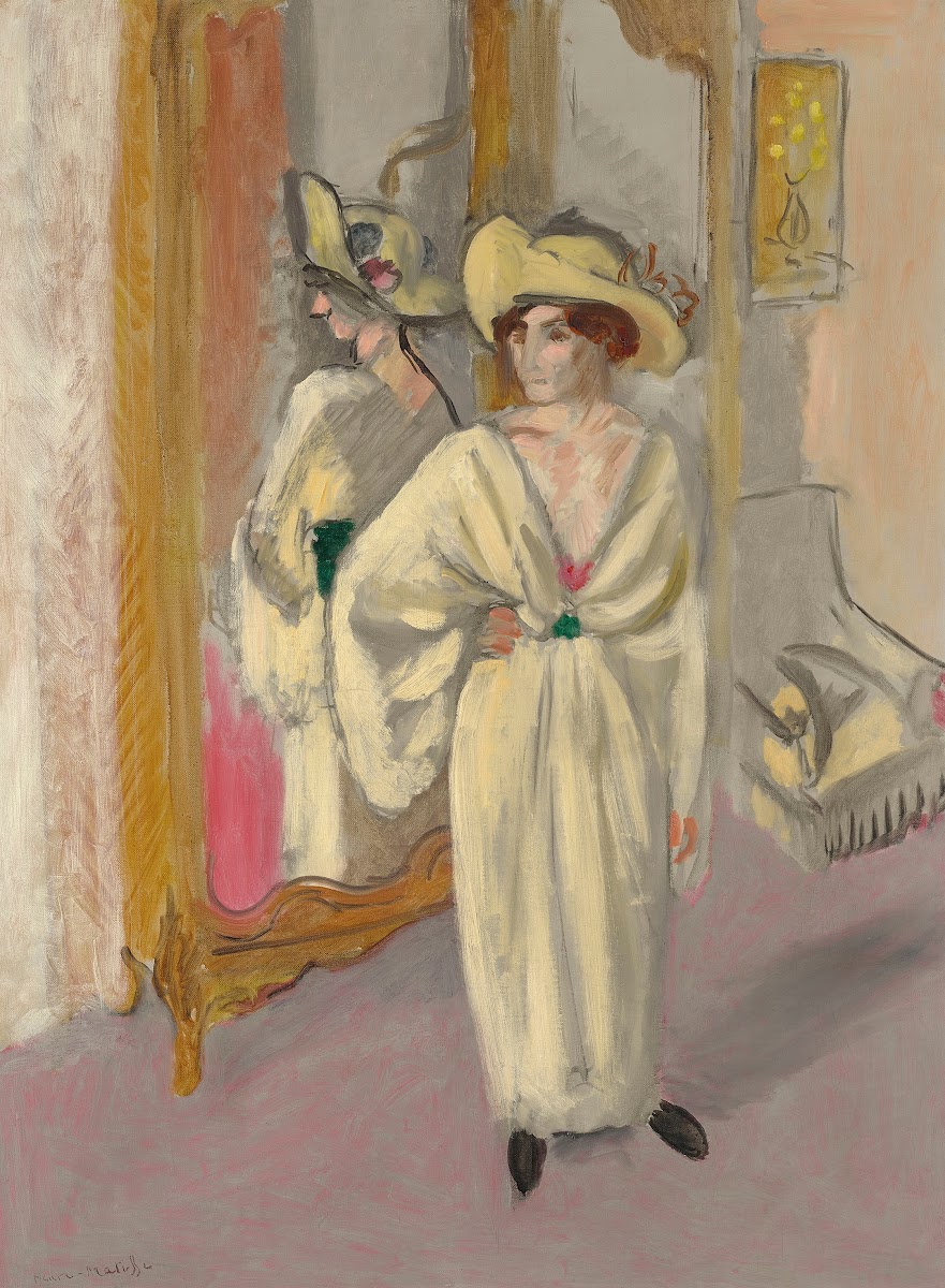 Femme en blanc debout devant une glace 1918 1919